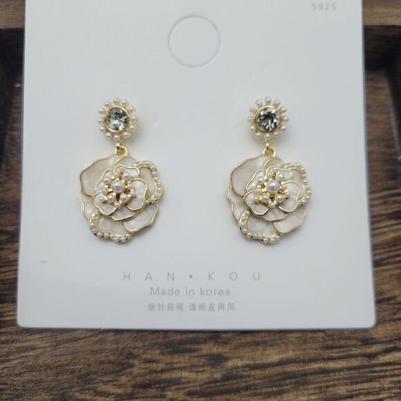Brand New White Rose With Pearl Earrings - Picture 2 of 7